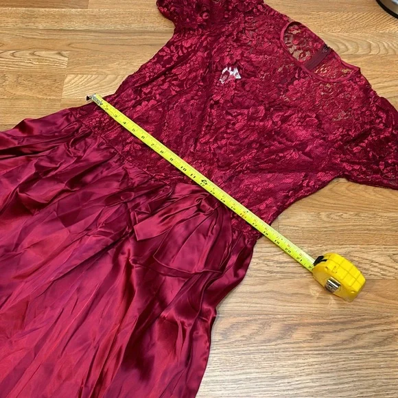 Vintage unbranded luxurious red satin and lace long sleeve maxi gown. Size 18W. - Picture 16 of 17